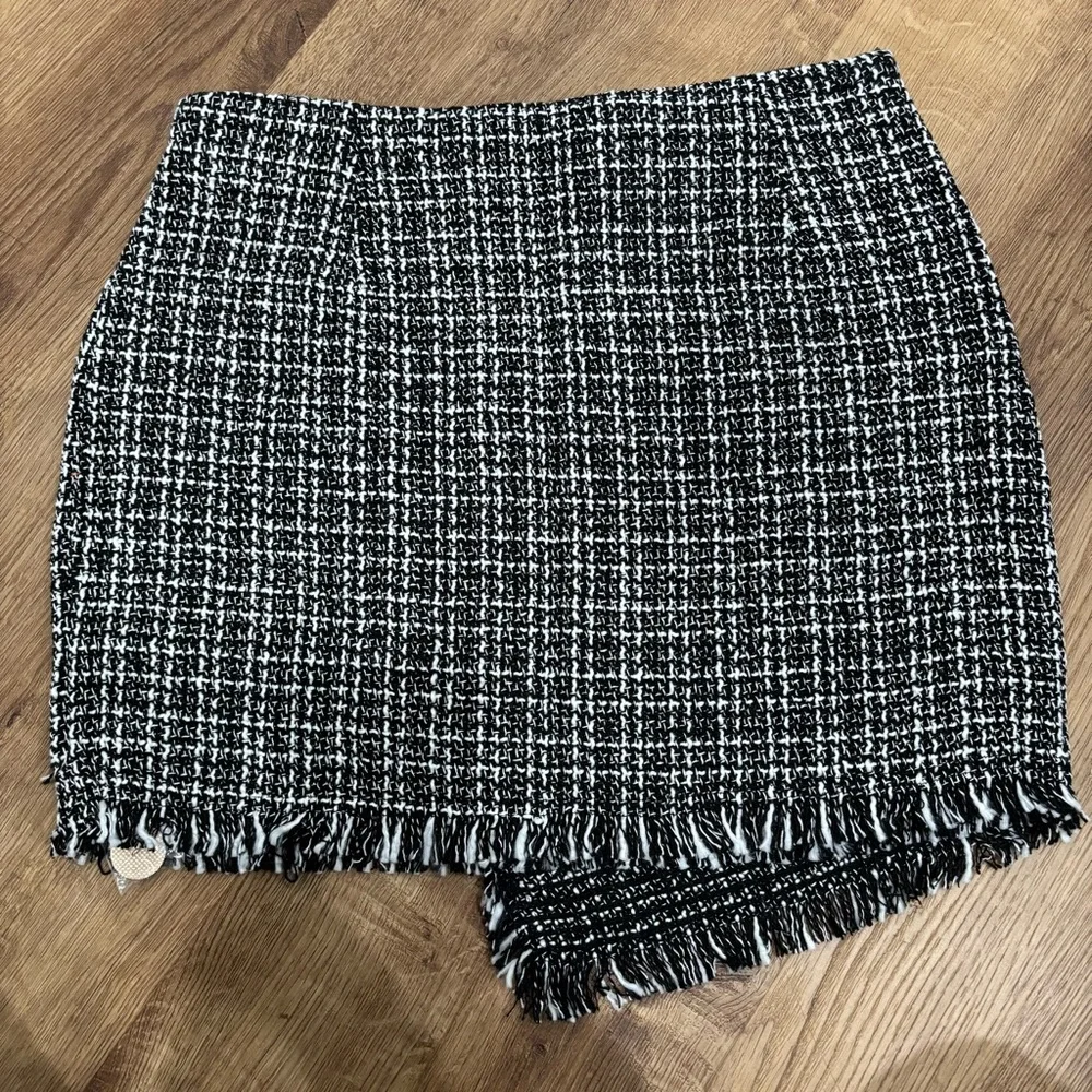 H&M Chic Black and White Tweed Like Skirt - Picture 3 of 5
